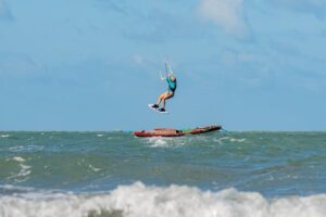 Kira Miró Instagram - La aventura de hacer un downwind! Llegar al punto de salida, nervios, ilusión, montar el equipo, briefing sobre el camino, vamos todos juntos, jugando, navegando, saltando, esperando, siempre pendiente los unos de los otros...navegando por mar, por río y manglares...todo un parque de atracciones 🏄🏼‍♀️ qué satisfacción cuando llegas después de haberte superado! 💜💝

Gracias @jose.atay @loopingkite @barracadokite y a todas las personas con las que he compartido estos días tan especiales!!! 💫💫

Fotografías preciosas de @madretierra.cs @caam.sigilli 📸
