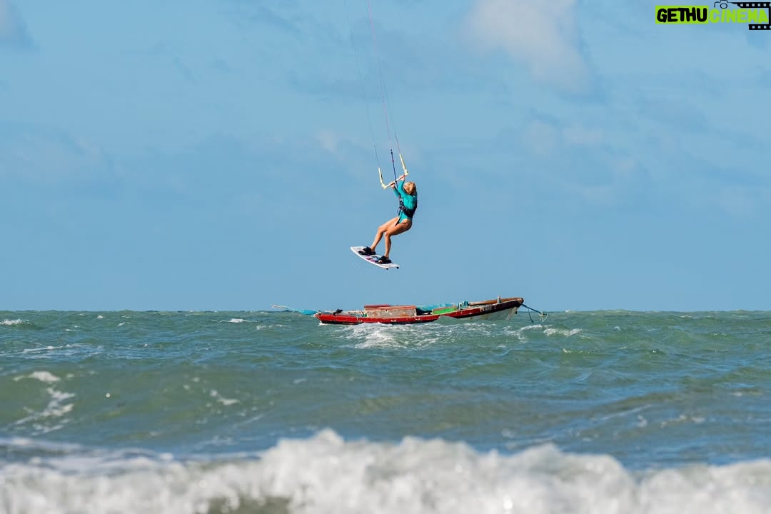 Kira Miró - 15.1K Likes - La aventura de hacer un downwind! Llegar al punto de salida, nervios, ilusión, montar el equipo, briefing sobre el camino, vamos todos juntos, jugando, navegando, saltando, esperando, siempre pendiente los unos de los otros...navegando por mar, por río y manglares...todo un parque de atracciones 🏄🏼‍♀️ qué satisfacción cuando llegas después de haberte superado! 💜💝

Gracias @jose.atay @loopingkite @barracadokite y a todas las personas con las que he compartido estos días tan especiales!!! 💫💫

Fotografías preciosas de @madretierra.cs @caam.sigilli 📸