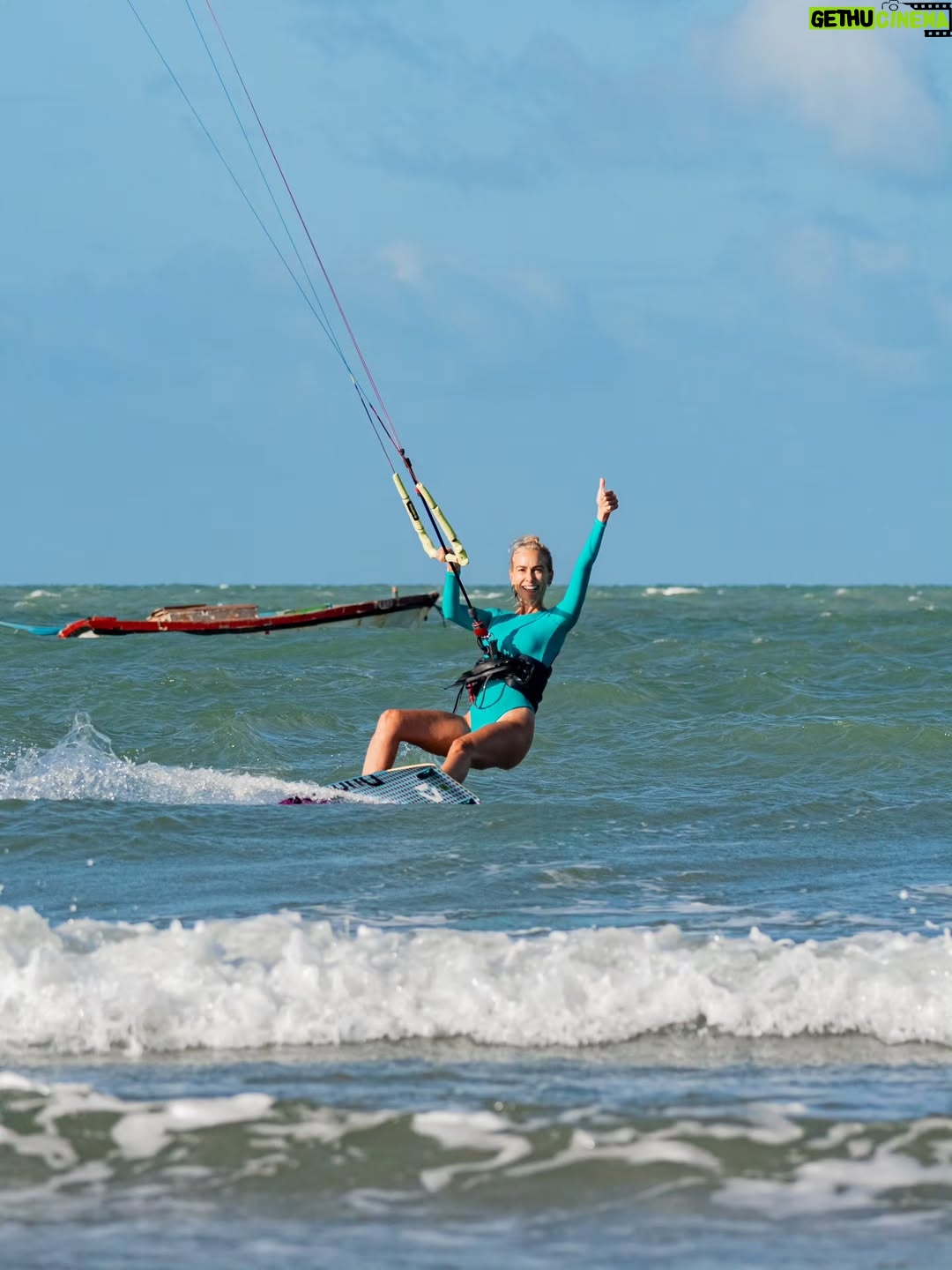 Kira Miró - 15.1K Likes - La aventura de hacer un downwind! Llegar al punto de salida, nervios, ilusión, montar el equipo, briefing sobre el camino, vamos todos juntos, jugando, navegando, saltando, esperando, siempre pendiente los unos de los otros...navegando por mar, por río y manglares...todo un parque de atracciones 🏄🏼‍♀️ qué satisfacción cuando llegas después de haberte superado! 💜💝

Gracias @jose.atay @loopingkite @barracadokite y a todas las personas con las que he compartido estos días tan especiales!!! 💫💫

Fotografías preciosas de @madretierra.cs @caam.sigilli 📸