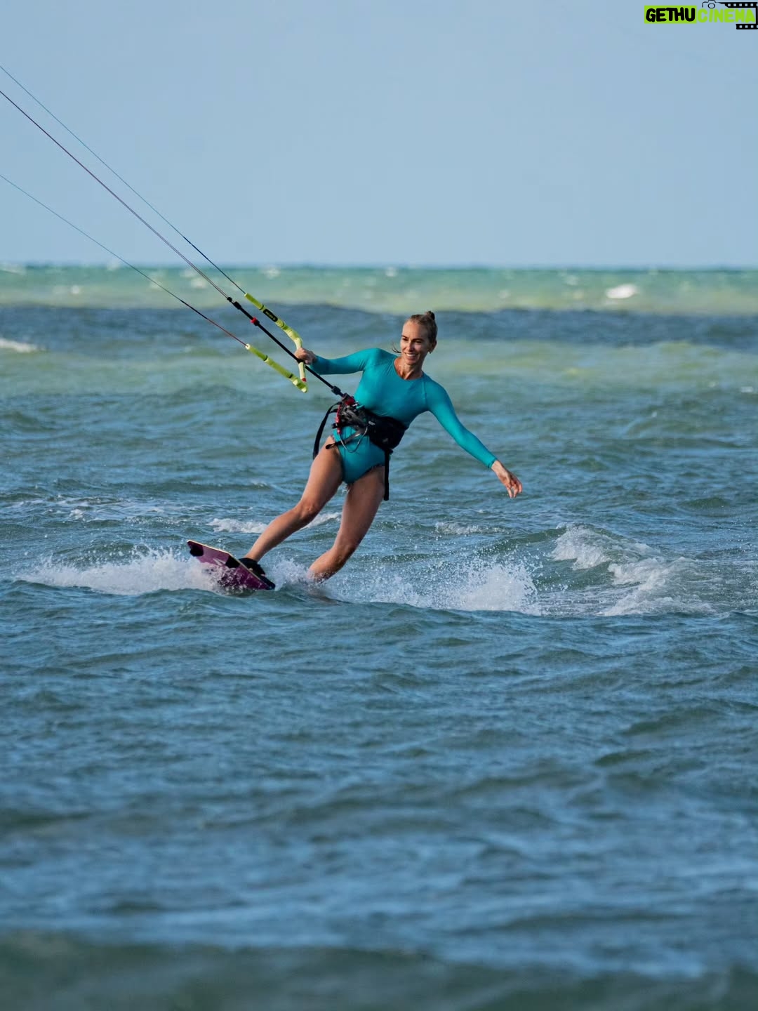 Kira Miró - 15.1K Likes - La aventura de hacer un downwind! Llegar al punto de salida, nervios, ilusión, montar el equipo, briefing sobre el camino, vamos todos juntos, jugando, navegando, saltando, esperando, siempre pendiente los unos de los otros...navegando por mar, por río y manglares...todo un parque de atracciones 🏄🏼‍♀️ qué satisfacción cuando llegas después de haberte superado! 💜💝

Gracias @jose.atay @loopingkite @barracadokite y a todas las personas con las que he compartido estos días tan especiales!!! 💫💫

Fotografías preciosas de @madretierra.cs @caam.sigilli 📸