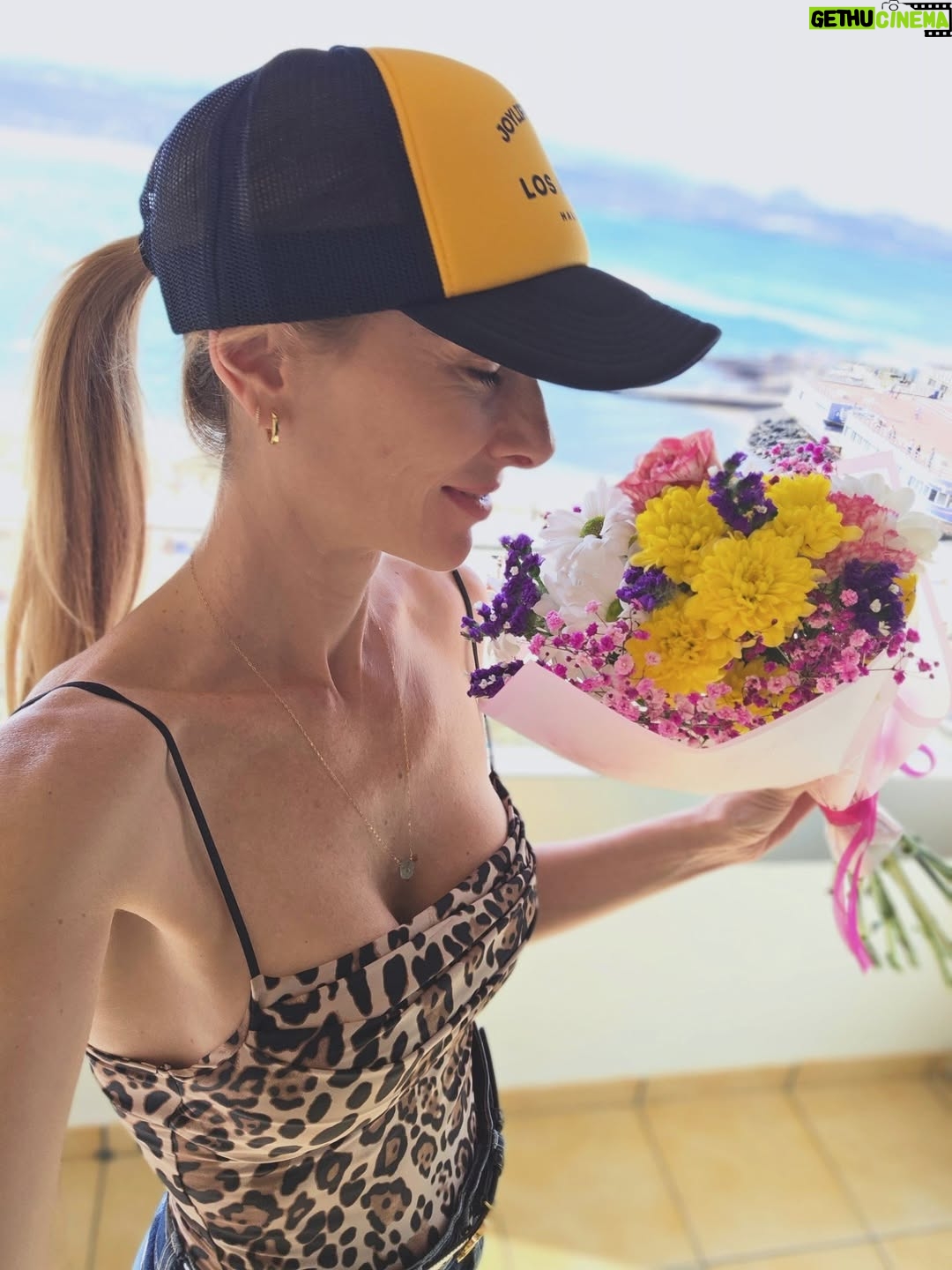 Kira Miró - 15.8K Likes - Actriz feliz y contenta!!! Hoy he terminado otra aventura rodeada de gente bonita, olivos, carretera y muchas risas!!!
OLIVIA será un cuento tierno y muy divertido que espero que les guste mucho!
Gracias @flipy___ @rafaparbus @juanmarpachon por la confianza 😉 
@pablochiapella eres Oro!
Todos los compañeros artístico y técnico por el apoyo, la acogida y la complicidad eterna!
📽🤟📽💝📽🤟

@disneypluses @studio60co @womack.studios
