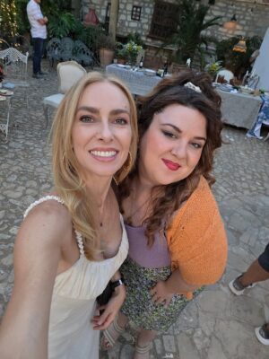 Kira Miró Instagram - Actriz feliz y contenta!!! Hoy he terminado otra aventura rodeada de gente bonita, olivos, carretera y muchas risas!!!
OLIVIA será un cuento tierno y muy divertido que espero que les guste mucho!
Gracias @flipy___ @rafaparbus @juanmarpachon por la confianza 😉 
@pablochiapella eres Oro!
Todos los compañeros artístico y técnico por el apoyo, la acogida y la complicidad eterna!
📽🤟📽💝📽🤟

@disneypluses @studio60co @womack.studios