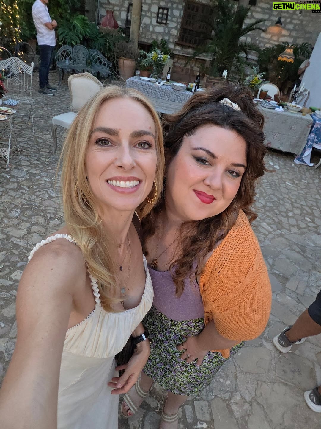 Kira Miró - 15.8K Likes - Actriz feliz y contenta!!! Hoy he terminado otra aventura rodeada de gente bonita, olivos, carretera y muchas risas!!!
OLIVIA será un cuento tierno y muy divertido que espero que les guste mucho!
Gracias @flipy___ @rafaparbus @juanmarpachon por la confianza 😉 
@pablochiapella eres Oro!
Todos los compañeros artístico y técnico por el apoyo, la acogida y la complicidad eterna!
📽🤟📽💝📽🤟

@disneypluses @studio60co @womack.studios