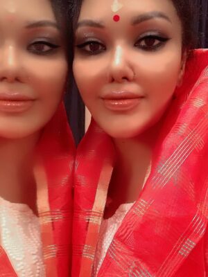 Koena Mitra Instagram - Happy Gurupurnima to all Celebrating 🌹🙏🏼 

#gurupurnima #gurupurab #gurupurnima🙏