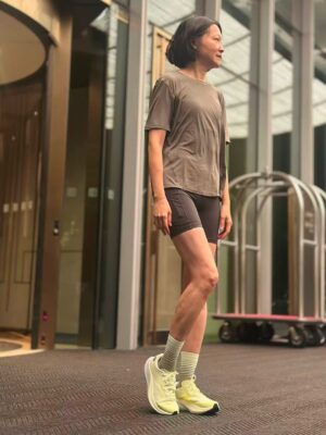 Kristy Cha Ray Chu Instagram - 我是一個身體很不協調的人，運動從不在我的字典裡，直到唸哥大研究所，為了追班上一位熱愛運動的帥哥，假裝自己也喜歡跑步（刻意製造在紐約中央公園巧遇的機會），開啟了我的慢跑生涯。

之後當然就分手啦，但怎麼也沒想到，因此養成了慢跑的習慣，這麼多年過去，我跑跑停停，稱不上是專業跑者，但慢跑對於我，就是有一種難以形容的吸引力。

有時候我靜靜優雅地跑，有時候拼了命奔跑，常常跑到忘我、跑到不知道為什麼感動、純粹只為了跑。

想到就去跑，晴天、雨天、太陽天，從健身房到山林小路、城市的人行道、體育場、公園到繞著湖邊跑，我的足跡遍佈各地，哪里都是我的賽道。

有時候什麼都不想，跑著跑著，竟也能悟出自己的一套哲理，任何解決不了的難題，都能在慢跑的過程中找到答案。

一個人跑，享受孤獨，幾個人跑，有陪伴的幸福。

距離上一次在徐匯濱江跑，已是10年前，當時跟自己說，如果有機會，一定要再回來跑。

感謝定居上海的好友宗煌，帶著我跑完七公里，對應我們倆2015的紀錄，雖然速度慢了許多，這些年也經歷了各自的高低潮，我們依舊是彼此人生跑道上相互扶持的力量。

同樣的七公里，滋味大不相同，身邊從一群朋友，到知心的沒幾個，身材從想吃什麼吃什麼，現在想瘦比登天還難，工作停滯不前，熱情是不是快被澆熄？感情來了又走，哪裡是停泊的港口…

而慢跑始終在這，我也沒有辜負它，持續在跑，它教我要堅持、不輕易放棄，帶領我一次次突破極限，每次跑完自信爆棚，感覺超棒！

我相信，只要一直跑，我會一直好，一直好，我會一直跑。