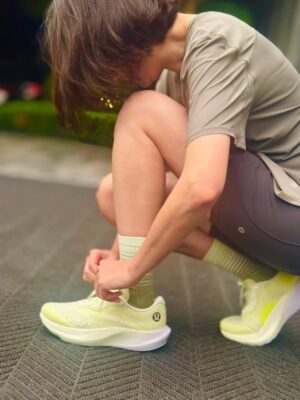 Kristy Cha Ray Chu Instagram - 我是一個身體很不協調的人，運動從不在我的字典裡，直到唸哥大研究所，為了追班上一位熱愛運動的帥哥，假裝自己也喜歡跑步（刻意製造在紐約中央公園巧遇的機會），開啟了我的慢跑生涯。

之後當然就分手啦，但怎麼也沒想到，因此養成了慢跑的習慣，這麼多年過去，我跑跑停停，稱不上是專業跑者，但慢跑對於我，就是有一種難以形容的吸引力。

有時候我靜靜優雅地跑，有時候拼了命奔跑，常常跑到忘我、跑到不知道為什麼感動、純粹只為了跑。

想到就去跑，晴天、雨天、太陽天，從健身房到山林小路、城市的人行道、體育場、公園到繞著湖邊跑，我的足跡遍佈各地，哪里都是我的賽道。

有時候什麼都不想，跑著跑著，竟也能悟出自己的一套哲理，任何解決不了的難題，都能在慢跑的過程中找到答案。

一個人跑，享受孤獨，幾個人跑，有陪伴的幸福。

距離上一次在徐匯濱江跑，已是10年前，當時跟自己說，如果有機會，一定要再回來跑。

感謝定居上海的好友宗煌，帶著我跑完七公里，對應我們倆2015的紀錄，雖然速度慢了許多，這些年也經歷了各自的高低潮，我們依舊是彼此人生跑道上相互扶持的力量。

同樣的七公里，滋味大不相同，身邊從一群朋友，到知心的沒幾個，身材從想吃什麼吃什麼，現在想瘦比登天還難，工作停滯不前，熱情是不是快被澆熄？感情來了又走，哪裡是停泊的港口…

而慢跑始終在這，我也沒有辜負它，持續在跑，它教我要堅持、不輕易放棄，帶領我一次次突破極限，每次跑完自信爆棚，感覺超棒！

我相信，只要一直跑，我會一直好，一直好，我會一直跑。