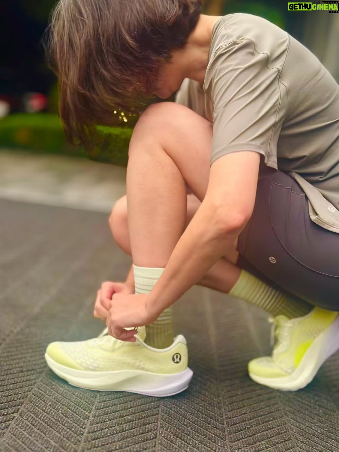 Kristy Cha Ray Chu - 7.1K Likes - 我是一個身體很不協調的人，運動從不在我的字典裡，直到唸哥大研究所，為了追班上一位熱愛運動的帥哥，假裝自己也喜歡跑步（刻意製造在紐約中央公園巧遇的機會），開啟了我的慢跑生涯。

之後當然就分手啦，但怎麼也沒想到，因此養成了慢跑的習慣，這麼多年過去，我跑跑停停，稱不上是專業跑者，但慢跑對於我，就是有一種難以形容的吸引力。

有時候我靜靜優雅地跑，有時候拼了命奔跑，常常跑到忘我、跑到不知道為什麼感動、純粹只為了跑。

想到就去跑，晴天、雨天、太陽天，從健身房到山林小路、城市的人行道、體育場、公園到繞著湖邊跑，我的足跡遍佈各地，哪里都是我的賽道。

有時候什麼都不想，跑著跑著，竟也能悟出自己的一套哲理，任何解決不了的難題，都能在慢跑的過程中找到答案。

一個人跑，享受孤獨，幾個人跑，有陪伴的幸福。

距離上一次在徐匯濱江跑，已是10年前，當時跟自己說，如果有機會，一定要再回來跑。

感謝定居上海的好友宗煌，帶著我跑完七公里，對應我們倆2015的紀錄，雖然速度慢了許多，這些年也經歷了各自的高低潮，我們依舊是彼此人生跑道上相互扶持的力量。

同樣的七公里，滋味大不相同，身邊從一群朋友，到知心的沒幾個，身材從想吃什麼吃什麼，現在想瘦比登天還難，工作停滯不前，熱情是不是快被澆熄？感情來了又走，哪裡是停泊的港口…

而慢跑始終在這，我也沒有辜負它，持續在跑，它教我要堅持、不輕易放棄，帶領我一次次突破極限，每次跑完自信爆棚，感覺超棒！

我相信，只要一直跑，我會一直好，一直好，我會一直跑。