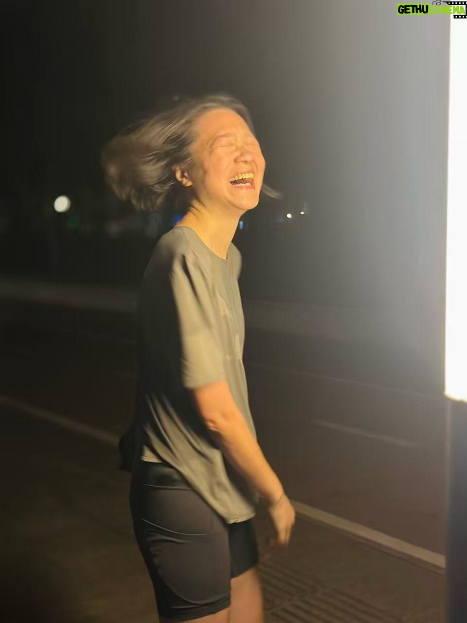 Kristy Cha Ray Chu - 7.1K Likes - 我是一個身體很不協調的人，運動從不在我的字典裡，直到唸哥大研究所，為了追班上一位熱愛運動的帥哥，假裝自己也喜歡跑步（刻意製造在紐約中央公園巧遇的機會），開啟了我的慢跑生涯。

之後當然就分手啦，但怎麼也沒想到，因此養成了慢跑的習慣，這麼多年過去，我跑跑停停，稱不上是專業跑者，但慢跑對於我，就是有一種難以形容的吸引力。

有時候我靜靜優雅地跑，有時候拼了命奔跑，常常跑到忘我、跑到不知道為什麼感動、純粹只為了跑。

想到就去跑，晴天、雨天、太陽天，從健身房到山林小路、城市的人行道、體育場、公園到繞著湖邊跑，我的足跡遍佈各地，哪里都是我的賽道。

有時候什麼都不想，跑著跑著，竟也能悟出自己的一套哲理，任何解決不了的難題，都能在慢跑的過程中找到答案。

一個人跑，享受孤獨，幾個人跑，有陪伴的幸福。

距離上一次在徐匯濱江跑，已是10年前，當時跟自己說，如果有機會，一定要再回來跑。

感謝定居上海的好友宗煌，帶著我跑完七公里，對應我們倆2015的紀錄，雖然速度慢了許多，這些年也經歷了各自的高低潮，我們依舊是彼此人生跑道上相互扶持的力量。

同樣的七公里，滋味大不相同，身邊從一群朋友，到知心的沒幾個，身材從想吃什麼吃什麼，現在想瘦比登天還難，工作停滯不前，熱情是不是快被澆熄？感情來了又走，哪裡是停泊的港口…

而慢跑始終在這，我也沒有辜負它，持續在跑，它教我要堅持、不輕易放棄，帶領我一次次突破極限，每次跑完自信爆棚，感覺超棒！

我相信，只要一直跑，我會一直好，一直好，我會一直跑。