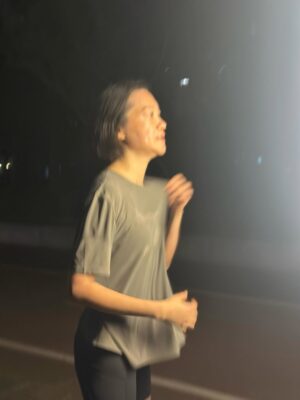 Kristy Cha Ray Chu Instagram - 我是一個身體很不協調的人，運動從不在我的字典裡，直到唸哥大研究所，為了追班上一位熱愛運動的帥哥，假裝自己也喜歡跑步（刻意製造在紐約中央公園巧遇的機會），開啟了我的慢跑生涯。

之後當然就分手啦，但怎麼也沒想到，因此養成了慢跑的習慣，這麼多年過去，我跑跑停停，稱不上是專業跑者，但慢跑對於我，就是有一種難以形容的吸引力。

有時候我靜靜優雅地跑，有時候拼了命奔跑，常常跑到忘我、跑到不知道為什麼感動、純粹只為了跑。

想到就去跑，晴天、雨天、太陽天，從健身房到山林小路、城市的人行道、體育場、公園到繞著湖邊跑，我的足跡遍佈各地，哪里都是我的賽道。

有時候什麼都不想，跑著跑著，竟也能悟出自己的一套哲理，任何解決不了的難題，都能在慢跑的過程中找到答案。

一個人跑，享受孤獨，幾個人跑，有陪伴的幸福。

距離上一次在徐匯濱江跑，已是10年前，當時跟自己說，如果有機會，一定要再回來跑。

感謝定居上海的好友宗煌，帶著我跑完七公里，對應我們倆2015的紀錄，雖然速度慢了許多，這些年也經歷了各自的高低潮，我們依舊是彼此人生跑道上相互扶持的力量。

同樣的七公里，滋味大不相同，身邊從一群朋友，到知心的沒幾個，身材從想吃什麼吃什麼，現在想瘦比登天還難，工作停滯不前，熱情是不是快被澆熄？感情來了又走，哪裡是停泊的港口…

而慢跑始終在這，我也沒有辜負它，持續在跑，它教我要堅持、不輕易放棄，帶領我一次次突破極限，每次跑完自信爆棚，感覺超棒！

我相信，只要一直跑，我會一直好，一直好，我會一直跑。