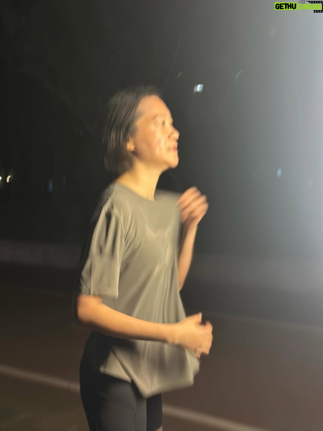 Kristy Cha Ray Chu - 7.1K Likes - 我是一個身體很不協調的人，運動從不在我的字典裡，直到唸哥大研究所，為了追班上一位熱愛運動的帥哥，假裝自己也喜歡跑步（刻意製造在紐約中央公園巧遇的機會），開啟了我的慢跑生涯。

之後當然就分手啦，但怎麼也沒想到，因此養成了慢跑的習慣，這麼多年過去，我跑跑停停，稱不上是專業跑者，但慢跑對於我，就是有一種難以形容的吸引力。

有時候我靜靜優雅地跑，有時候拼了命奔跑，常常跑到忘我、跑到不知道為什麼感動、純粹只為了跑。

想到就去跑，晴天、雨天、太陽天，從健身房到山林小路、城市的人行道、體育場、公園到繞著湖邊跑，我的足跡遍佈各地，哪里都是我的賽道。

有時候什麼都不想，跑著跑著，竟也能悟出自己的一套哲理，任何解決不了的難題，都能在慢跑的過程中找到答案。

一個人跑，享受孤獨，幾個人跑，有陪伴的幸福。

距離上一次在徐匯濱江跑，已是10年前，當時跟自己說，如果有機會，一定要再回來跑。

感謝定居上海的好友宗煌，帶著我跑完七公里，對應我們倆2015的紀錄，雖然速度慢了許多，這些年也經歷了各自的高低潮，我們依舊是彼此人生跑道上相互扶持的力量。

同樣的七公里，滋味大不相同，身邊從一群朋友，到知心的沒幾個，身材從想吃什麼吃什麼，現在想瘦比登天還難，工作停滯不前，熱情是不是快被澆熄？感情來了又走，哪裡是停泊的港口…

而慢跑始終在這，我也沒有辜負它，持續在跑，它教我要堅持、不輕易放棄，帶領我一次次突破極限，每次跑完自信爆棚，感覺超棒！

我相信，只要一直跑，我會一直好，一直好，我會一直跑。