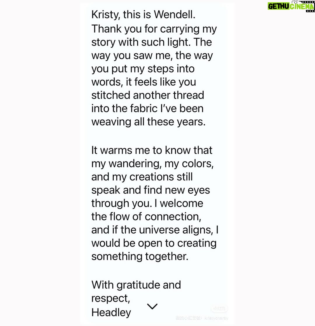 Kristy Cha Ray Chu - 23.7K Likes - 就在剛剛，我的ig收到一封陌生來信，打開看，瞬間紅了眼眶，是Headley從紐約捎來的訊息。

我想應該是紐約的粉絲找到了他，跟他分享我上一篇發文，讓我們倆20多年後因為互聯網而再一次連結。

訊息中，他毫無保留地肯定我、感謝我，隔著遙遠的距離，在世界的另一端，依然能透過他的文字接收到溫暖與感動…

那次經歷給我的影響超乎想像，在很多人眼中他過得困苦，但Headley確真真實實活出了自己，擁有一顆自由的靈魂，他的真、他的純粹與奔放，我心裡深處有那麼一塊是很嚮往的。

而藝術就在我們的生活中，Headley走到哪兒，那裡就是他的工作室，信手捻來就是一件藝術品。

這麼多年過去，我們都還在各自夢想的路上奔跑，我一邊教書一邊畫畫，他一邊流浪一邊創作。

感謝Headley還記得我這個，曾經短暫停留在他生命中的陌生人…

謝謝他寫給我的信，我們一定會再相見！

以下是原文翻譯

克里斯蒂，我是溫德爾

謝謝你用如此明亮的光芒講述我的故事。你看待我的方式，你用文字記錄我的腳步的方式，感覺就像你為我這些年來編織的布縫上了另一根線。

知道我的流浪、我的色彩和我的創作仍然透過你而發聲，並找到新的視角，這讓我感到溫暖。

我歡迎這種連結的流動，如果宇宙和諧一致，我願意與你共創一些新的可能。

致以感激和敬意，
海德利

……..
1.翻遍了檔案，終於找到這張2004年我們倆在街頭的自拍
2.Headley傳來訊息(一定要讀英文😭)
3.我拍他(外套背面海綿寶寶超可愛)
4.他拍我(整個人超有氣勢）

他的ig快來追蹤👉🏻 @wendelle.headley

#把握當下的每一個瞬間
#別讓機會溜走
#wendellheadley