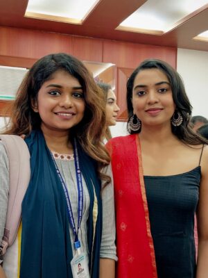 Kriti vamshini Instagram - Throwback to my college days!✨a picture to cherish forever with @shivathmikar 🥹🥰

#aaromaley #tamilmuser #collegedays #nithamoruvaanam #kishendas