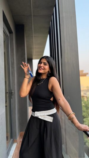 Kritika Khurana Instagram - I can’t believe I’m saying this… I bought my own place 🧿💛
For every girl who’s ever been told she’s nothing without someone..you are everything, even on your own.
hum apni hi duniya banengyyyy