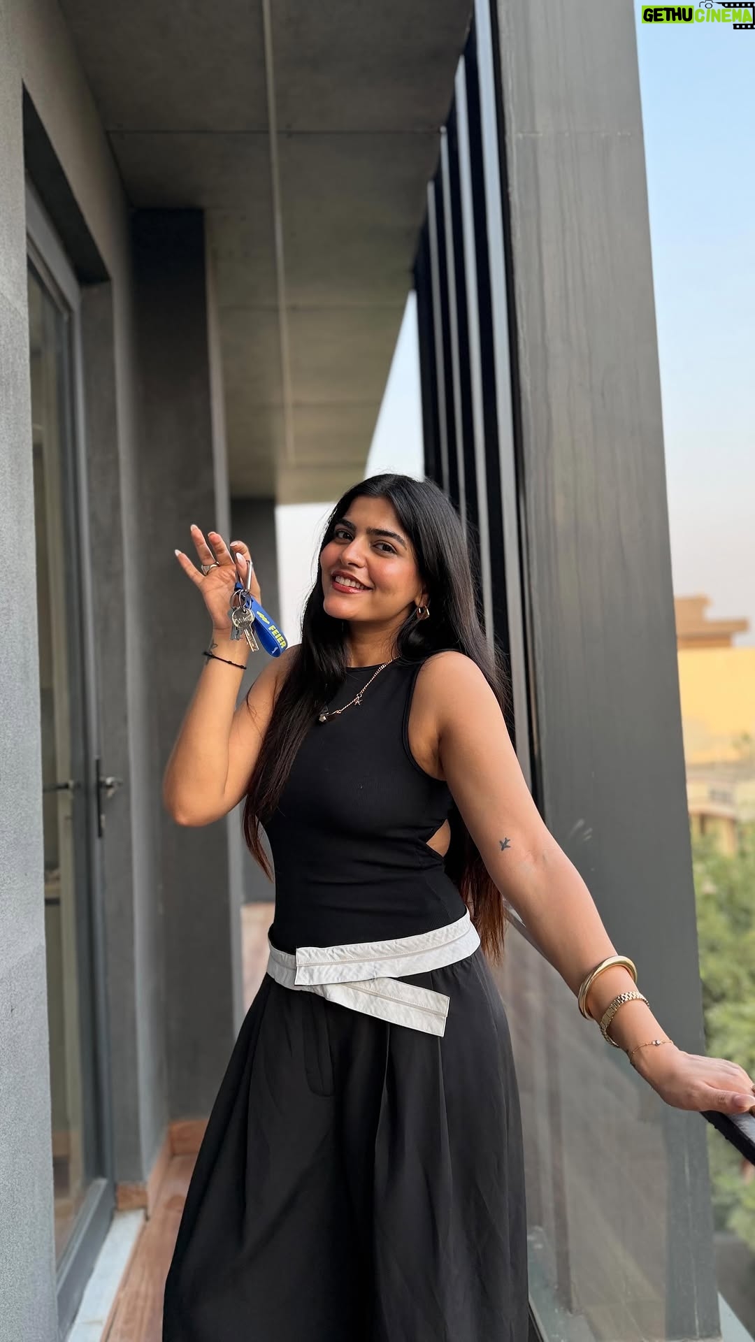 Kritika Khurana - 125.9K Likes - I can’t believe I’m saying this… I bought my own place 🧿💛
For every girl who’s ever been told she’s nothing without someone..you are everything, even on your own.
hum apni hi duniya banengyyyy