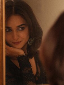 Kritika Singh Yadav Instagram - Wearing @hayaposh