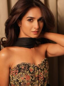 Kritika Singh Yadav Instagram - Calm and chaos 🙃

@framebywoofy