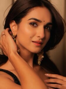 Kritika Singh Yadav Instagram - ✨ ✨✨✨ 

Earrings @mishriya_jewels 
📷 @framebywoofy