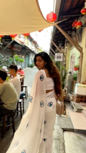 Kuhasini Gnanaseggaran Instagram - உன் ஒற்றை பார்வை போதும்....

#kuhasini #reels #kollywood #tamilcinema #trending #trendingreels #moveon #love