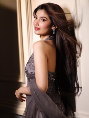 Lahoma Bhattacharjee Instagram - Here’s to love, luck, and a little extra sparkle this Dhanteras ✨

Wishing you all light and prosperity as Diwali begins!

#Dhanteras #Diwali #FestiveSeason

Make up - @sahababusona 
Hair - @tanoya24 
Styling - @subrata_stylist 
Photos - @abhinaskarphotography