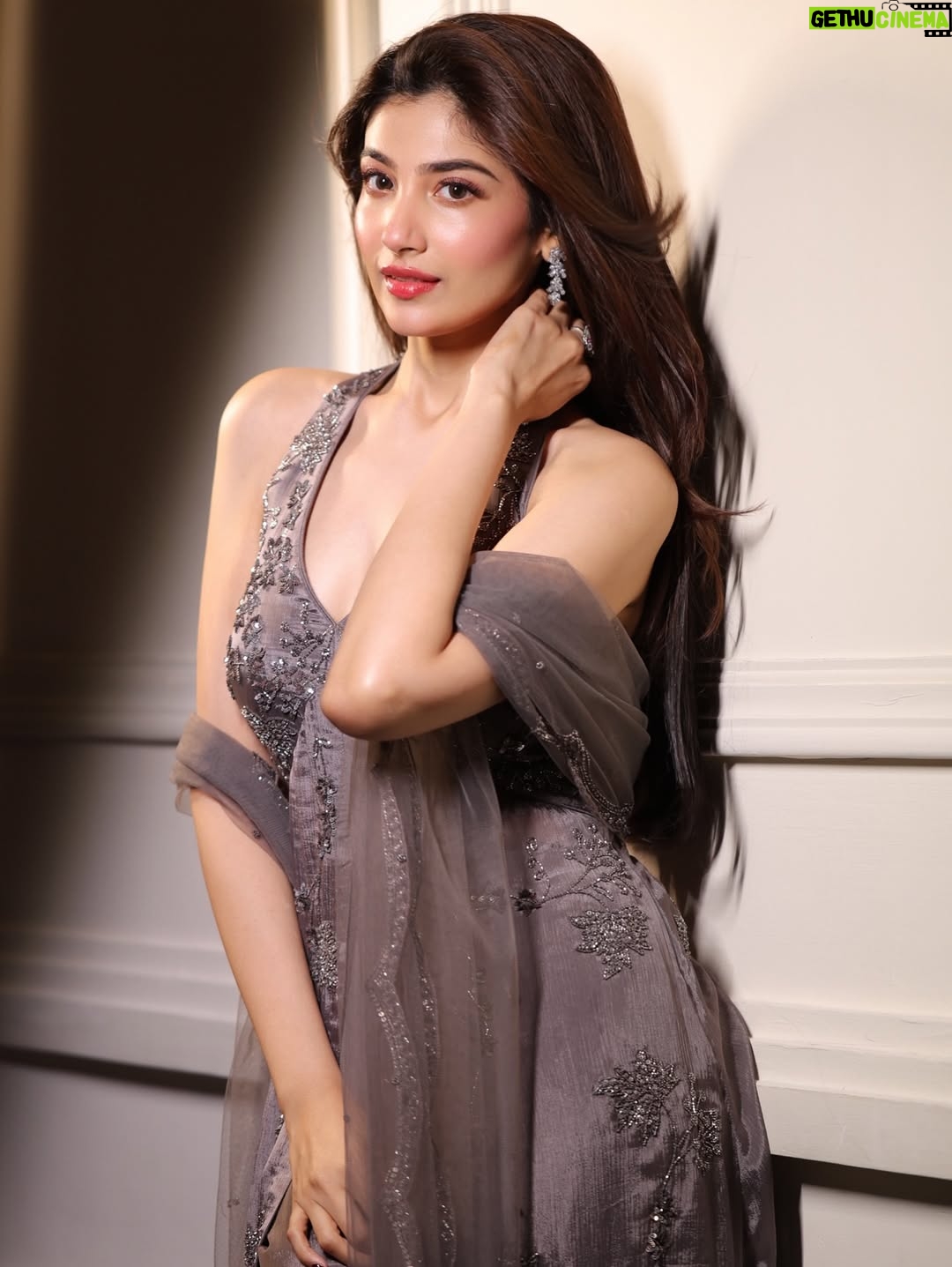 Lahoma Bhattacharjee - 24.8K Likes - Here’s to love, luck, and a little extra sparkle this Dhanteras ✨

Wishing you all light and prosperity as Diwali begins!

#Dhanteras #Diwali #FestiveSeason

Make up - @sahababusona 
Hair - @tanoya24 
Styling - @subrata_stylist 
Photos - @abhinaskarphotography