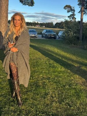 Laila Bagge Instagram - Grattis till mig 🎉
Ännu ett år klokare, roligare och… ja, rätt härlig faktiskt.
Ingen känner mig bättre än jag, tur det 😂säger som jag brukar :
We are not our age, we are our energy 🤍