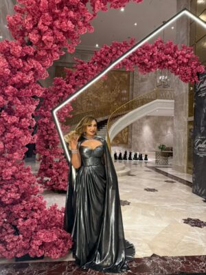 Laila Elwi Instagram - Stepping into Day 3 #RedSealFF25 💖

Styled by: @maissaazab @sahar.m.azab
Dress: @zeenazaki 
Hair: @mermaidsalon.sa @shams.hir.stylist 
MUA: @makeupby_sherri 
Jewelry: @chopard @attarunited