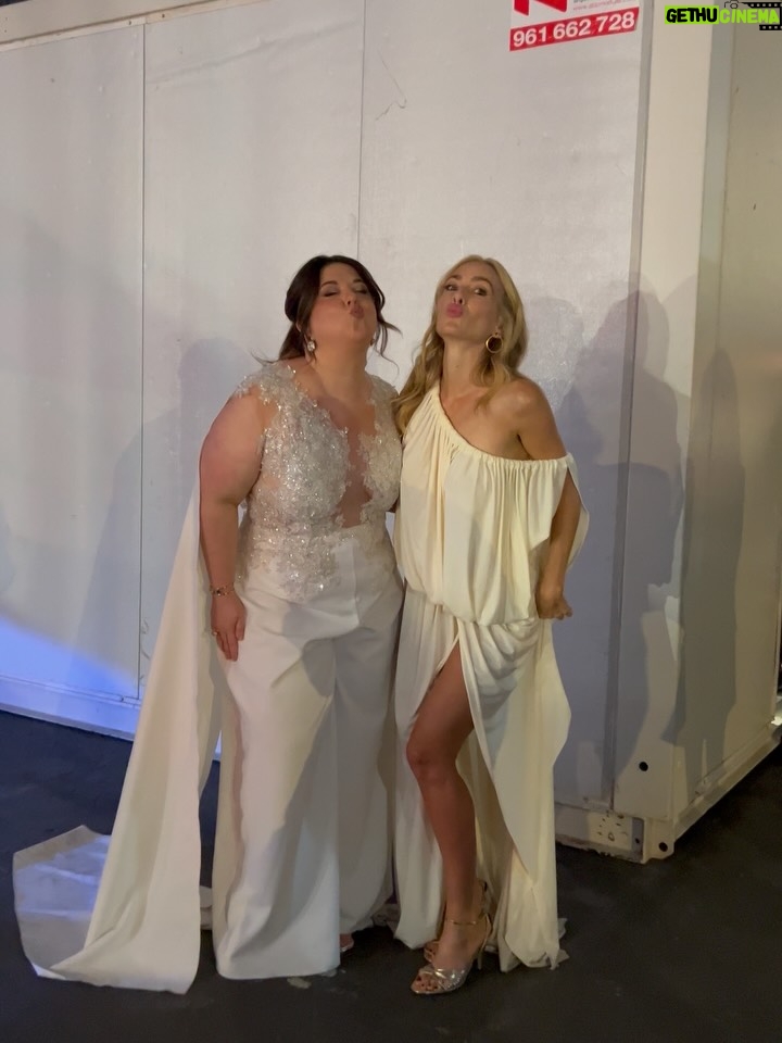 Lala Chus - 40.4K Likes - Pues se hizo, se presentó la gala de los @premiosidolo junto con mi diosa amada @kiramiro. 

Mil gracias @dulceida por pensar en nosotras para tremendo trabajo. 🤍🤍

Por supuesto dar gracias al equipo divino que me ayudó a estar así de linda en una noche importante.

Gracias infinitas a  @jordidalmauoficial x @be.creative.by.jordi.dalmau por hacerme este vestido blanco y el mono tan preciosos en tiempo récord. Habéis sido increíbles, vaya currazo 🥹🤍🤍🤍🤍

Estilismo @virginia_mcarnino y @gabrieladizz 
El abrigo azul magnífico de @velascoateliermadrid 
Joyas: @kalliope.jewelry , @aflamegroup y @swarovski 

Makeup y pelito @rosabarreraavec  y @ismaelbachiller x @sebastianproes (publi) 

Y todo lo demás, siempre ella, la mejor del mundo @vic.plum ♥️♥️♥️♥️♥️♥️