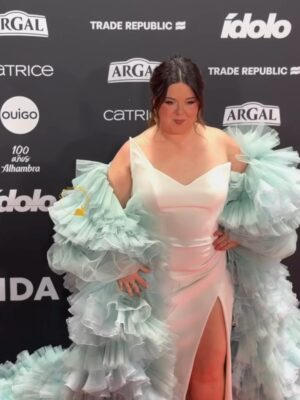 Lala Chus Instagram - Pues se hizo, se presentó la gala de los @premiosidolo junto con mi diosa amada @kiramiro. 

Mil gracias @dulceida por pensar en nosotras para tremendo trabajo. 🤍🤍

Por supuesto dar gracias al equipo divino que me ayudó a estar así de linda en una noche importante.

Gracias infinitas a  @jordidalmauoficial x @be.creative.by.jordi.dalmau por hacerme este vestido blanco y el mono tan preciosos en tiempo récord. Habéis sido increíbles, vaya currazo 🥹🤍🤍🤍🤍

Estilismo @virginia_mcarnino y @gabrieladizz 
El abrigo azul magnífico de @velascoateliermadrid 
Joyas: @kalliope.jewelry , @aflamegroup y @swarovski 

Makeup y pelito @rosabarreraavec  y @ismaelbachiller x @sebastianproes (publi) 

Y todo lo demás, siempre ella, la mejor del mundo @vic.plum ♥️♥️♥️♥️♥️♥️