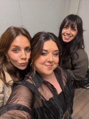Lala Chus Instagram - Pues se hizo, se presentó la gala de los @premiosidolo junto con mi diosa amada @kiramiro. 

Mil gracias @dulceida por pensar en nosotras para tremendo trabajo. 🤍🤍

Por supuesto dar gracias al equipo divino que me ayudó a estar así de linda en una noche importante.

Gracias infinitas a  @jordidalmauoficial x @be.creative.by.jordi.dalmau por hacerme este vestido blanco y el mono tan preciosos en tiempo récord. Habéis sido increíbles, vaya currazo 🥹🤍🤍🤍🤍

Estilismo @virginia_mcarnino y @gabrieladizz 
El abrigo azul magnífico de @velascoateliermadrid 
Joyas: @kalliope.jewelry , @aflamegroup y @swarovski 

Makeup y pelito @rosabarreraavec  y @ismaelbachiller x @sebastianproes (publi) 

Y todo lo demás, siempre ella, la mejor del mundo @vic.plum ♥️♥️♥️♥️♥️♥️