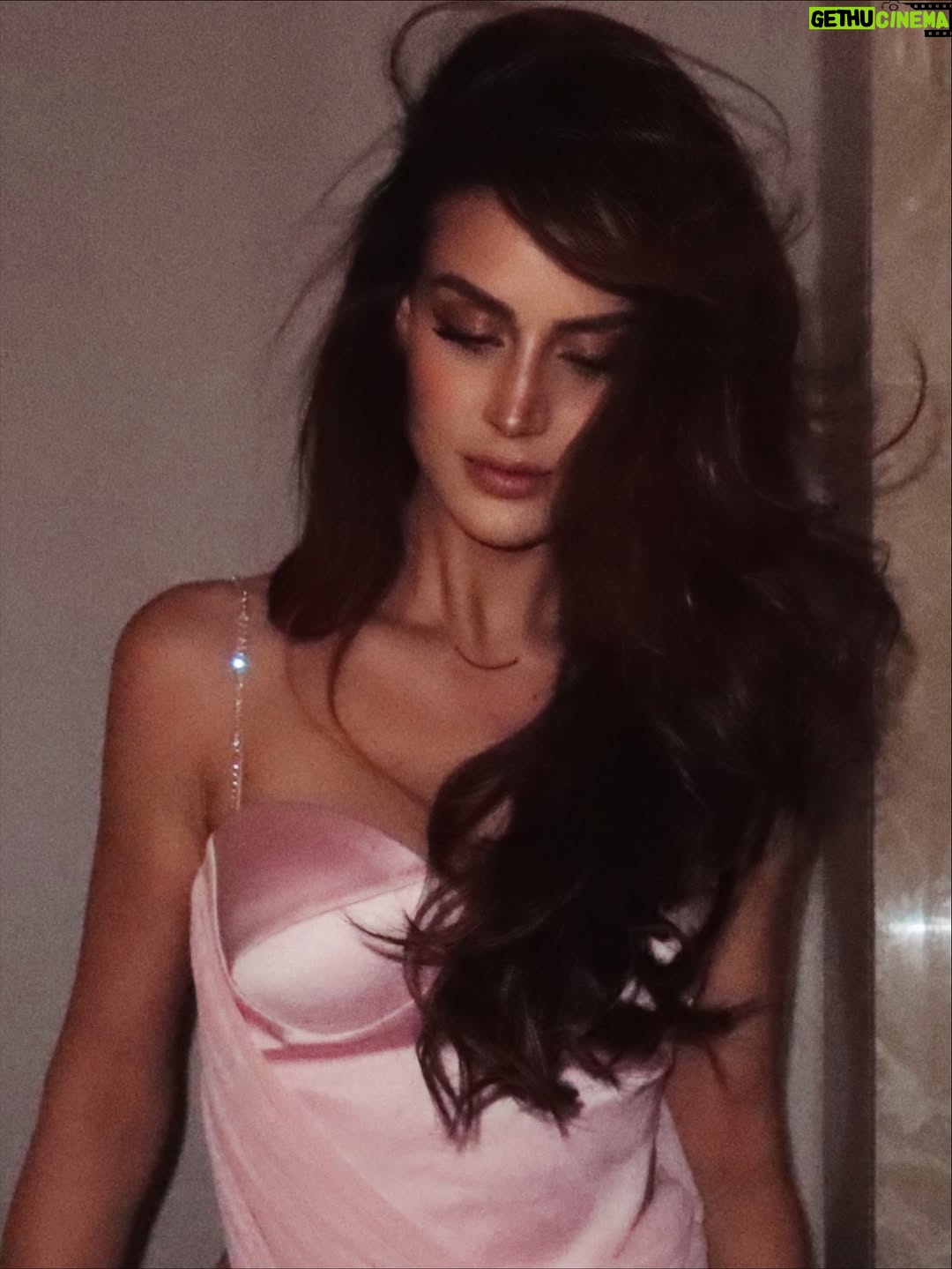 Larissa Bonesi - 25.7K Likes - 🎀💕

Styling : @alifyalakdawala 
Photography : @jaikishenraheja 
Location : @stregismumbai