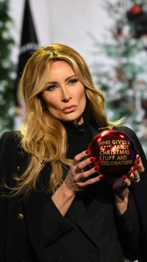 Laura Benanti Instagram - Melania spreads some holiday fear! 🎄

#Colbert #Melania #FLOTUS @laurabenanti