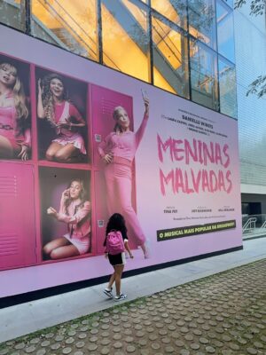 Laura Castro Instagram - hoje é dia de #tbt e eu tô nostálgica… então segue um dumpzão de um dos maiores presentes que esse ano me deu: @meninasmalvadasomusicalbr 🩷
