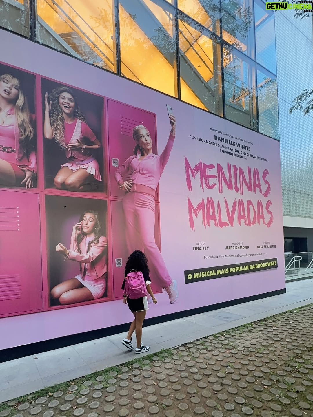 Laura Castro - 6.1K Likes - hoje é dia de #tbt e eu tô nostálgica… então segue um dumpzão de um dos maiores presentes que esse ano me deu: @meninasmalvadasomusicalbr 🩷