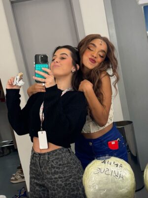 Laura Castro Instagram - hoje é dia de #tbt e eu tô nostálgica… então segue um dumpzão de um dos maiores presentes que esse ano me deu: @meninasmalvadasomusicalbr 🩷