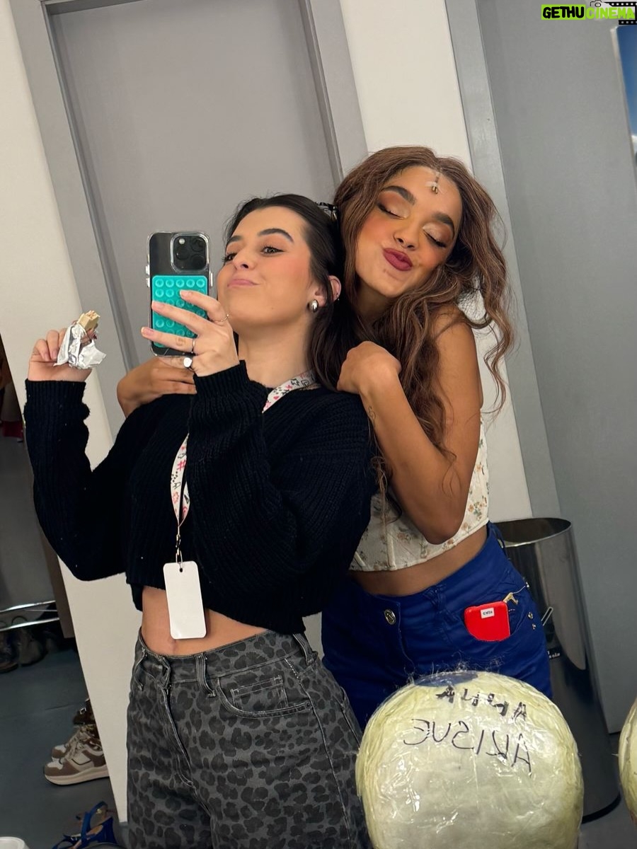 Laura Castro - 6.1K Likes - hoje é dia de #tbt e eu tô nostálgica… então segue um dumpzão de um dos maiores presentes que esse ano me deu: @meninasmalvadasomusicalbr 🩷
