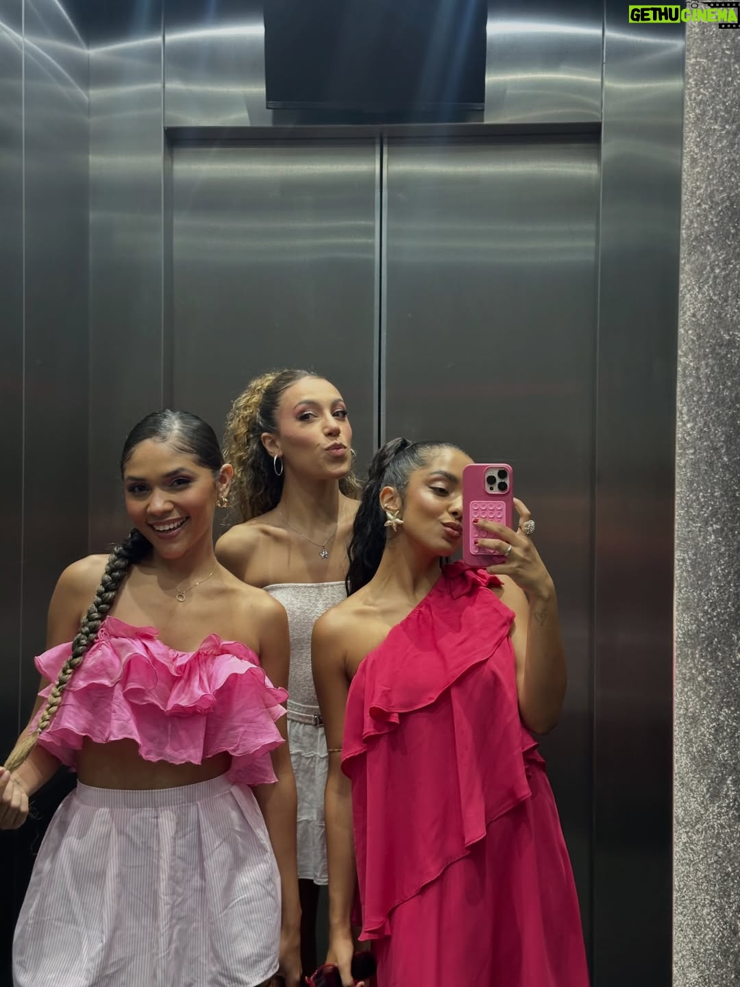 Laura Castro - 6.1K Likes - hoje é dia de #tbt e eu tô nostálgica… então segue um dumpzão de um dos maiores presentes que esse ano me deu: @meninasmalvadasomusicalbr 🩷