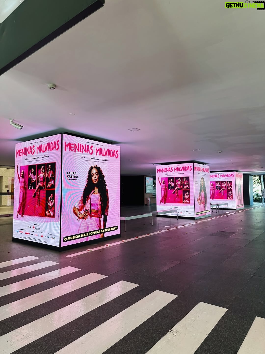 Laura Castro - 6.1K Likes - hoje é dia de #tbt e eu tô nostálgica… então segue um dumpzão de um dos maiores presentes que esse ano me deu: @meninasmalvadasomusicalbr 🩷