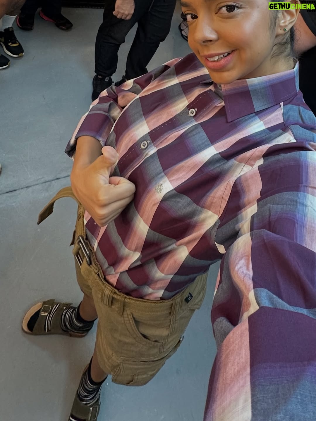 Laura Castro - 6.1K Likes - hoje é dia de #tbt e eu tô nostálgica… então segue um dumpzão de um dos maiores presentes que esse ano me deu: @meninasmalvadasomusicalbr 🩷