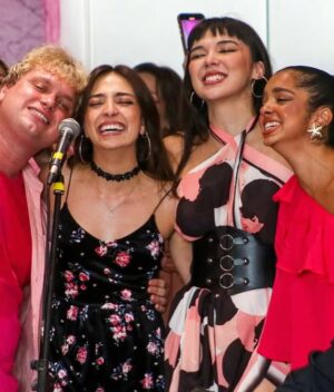 Laura Castro Instagram - hoje é dia de #tbt e eu tô nostálgica… então segue um dumpzão de um dos maiores presentes que esse ano me deu: @meninasmalvadasomusicalbr 🩷