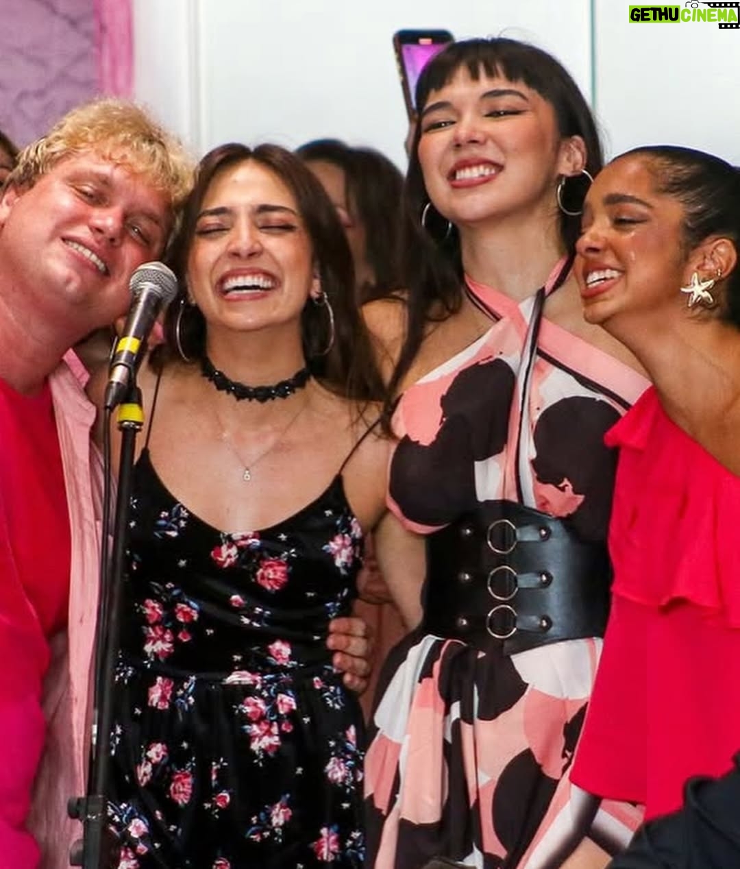 Laura Castro - 6.1K Likes - hoje é dia de #tbt e eu tô nostálgica… então segue um dumpzão de um dos maiores presentes que esse ano me deu: @meninasmalvadasomusicalbr 🩷