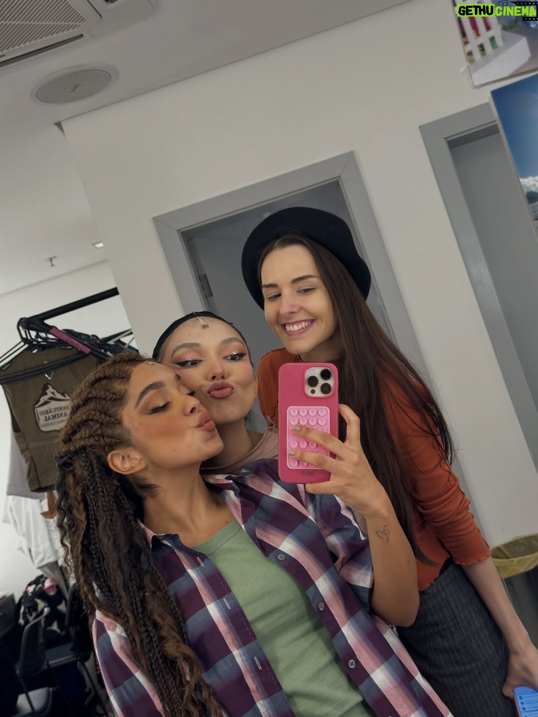 Laura Castro - 6.1K Likes - hoje é dia de #tbt e eu tô nostálgica… então segue um dumpzão de um dos maiores presentes que esse ano me deu: @meninasmalvadasomusicalbr 🩷
