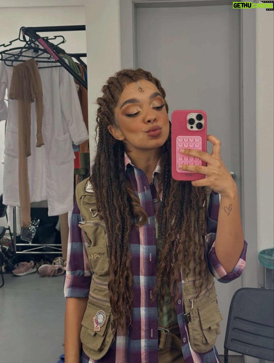 Laura Castro - 6.1K Likes - hoje é dia de #tbt e eu tô nostálgica… então segue um dumpzão de um dos maiores presentes que esse ano me deu: @meninasmalvadasomusicalbr 🩷