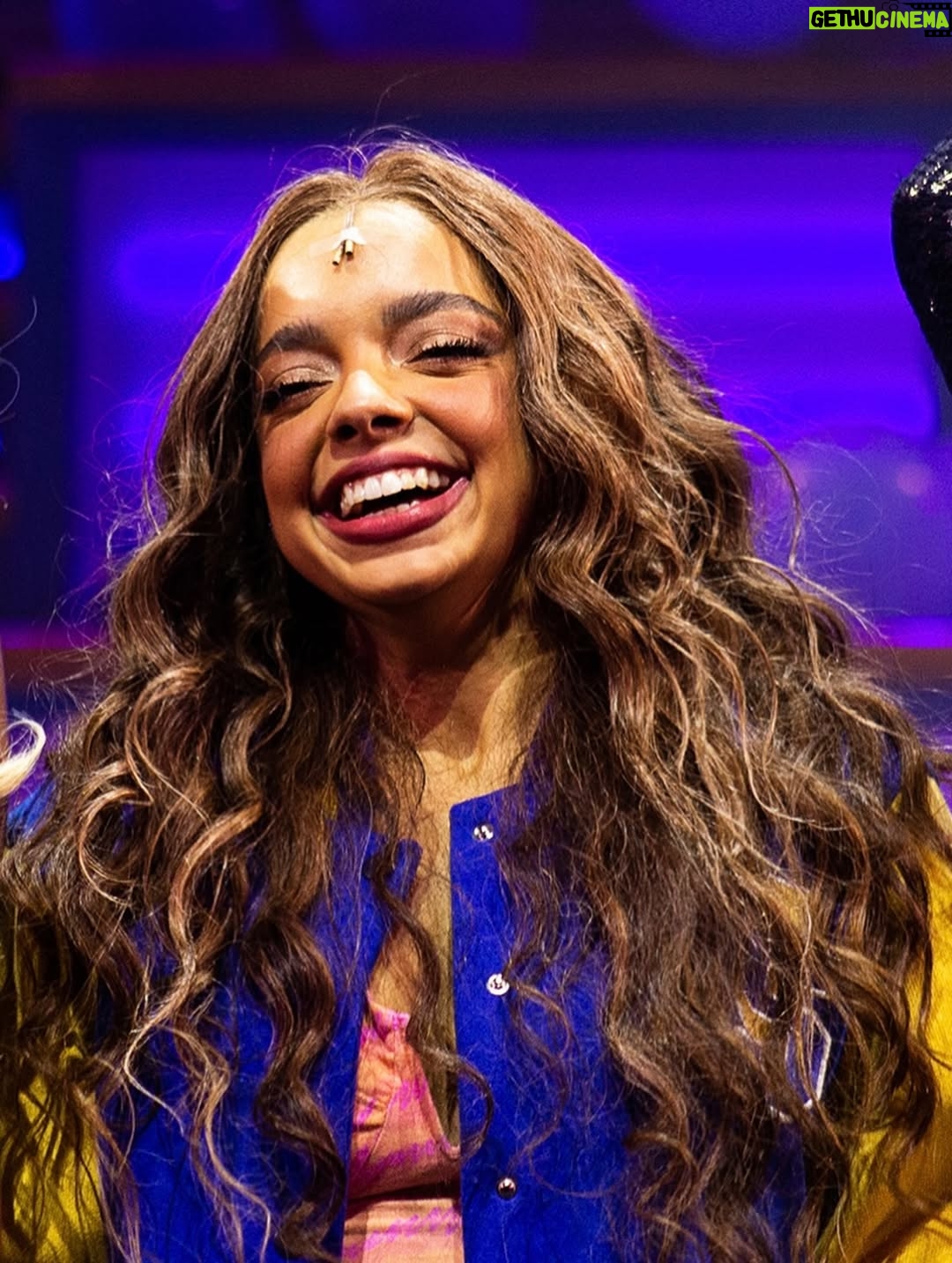 Laura Castro - 6.1K Likes - hoje é dia de #tbt e eu tô nostálgica… então segue um dumpzão de um dos maiores presentes que esse ano me deu: @meninasmalvadasomusicalbr 🩷
