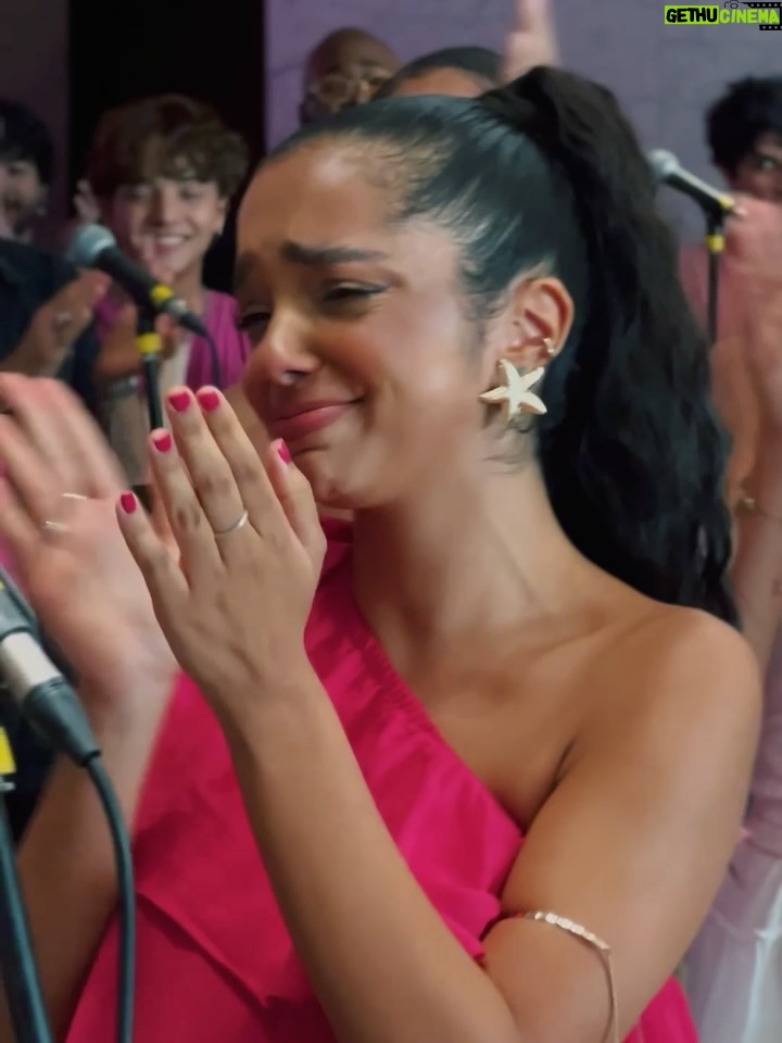 Laura Castro - 6.1K Likes - hoje é dia de #tbt e eu tô nostálgica… então segue um dumpzão de um dos maiores presentes que esse ano me deu: @meninasmalvadasomusicalbr 🩷
