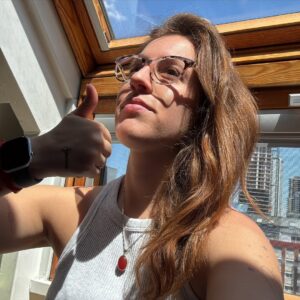 Laura Esquivel Instagram - los días se pasan demasiado rápidos como para subir una publicación por día 🫠 y la verdad es que afuera del celu, la vida está buenisima 💛