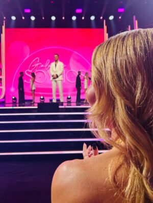 Laura Figueiredo Instagram - Algumas pessoas passam pela vida, outras ficam para sempre.
A Sara ficou, ficou no amor que uniu todos nesta gala, ficou nos sonhos que hoje ganham asas, ficou no bem que continua a multiplicar-se.
🌙 Esta noite é dela e o futuro é de todos que acreditam.🦋
Mais uma vez obrigada a todos que tanto nos ajudaram nestes 5 anos 🤍