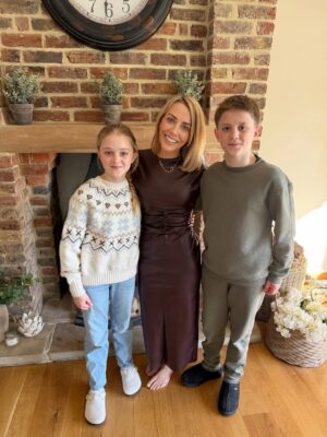 Laura Hamilton Instagram - Happiest when entertaining…. Merry Christmas. ❤️
.
.
.
#beforethechaos #christmas #entertaining #family