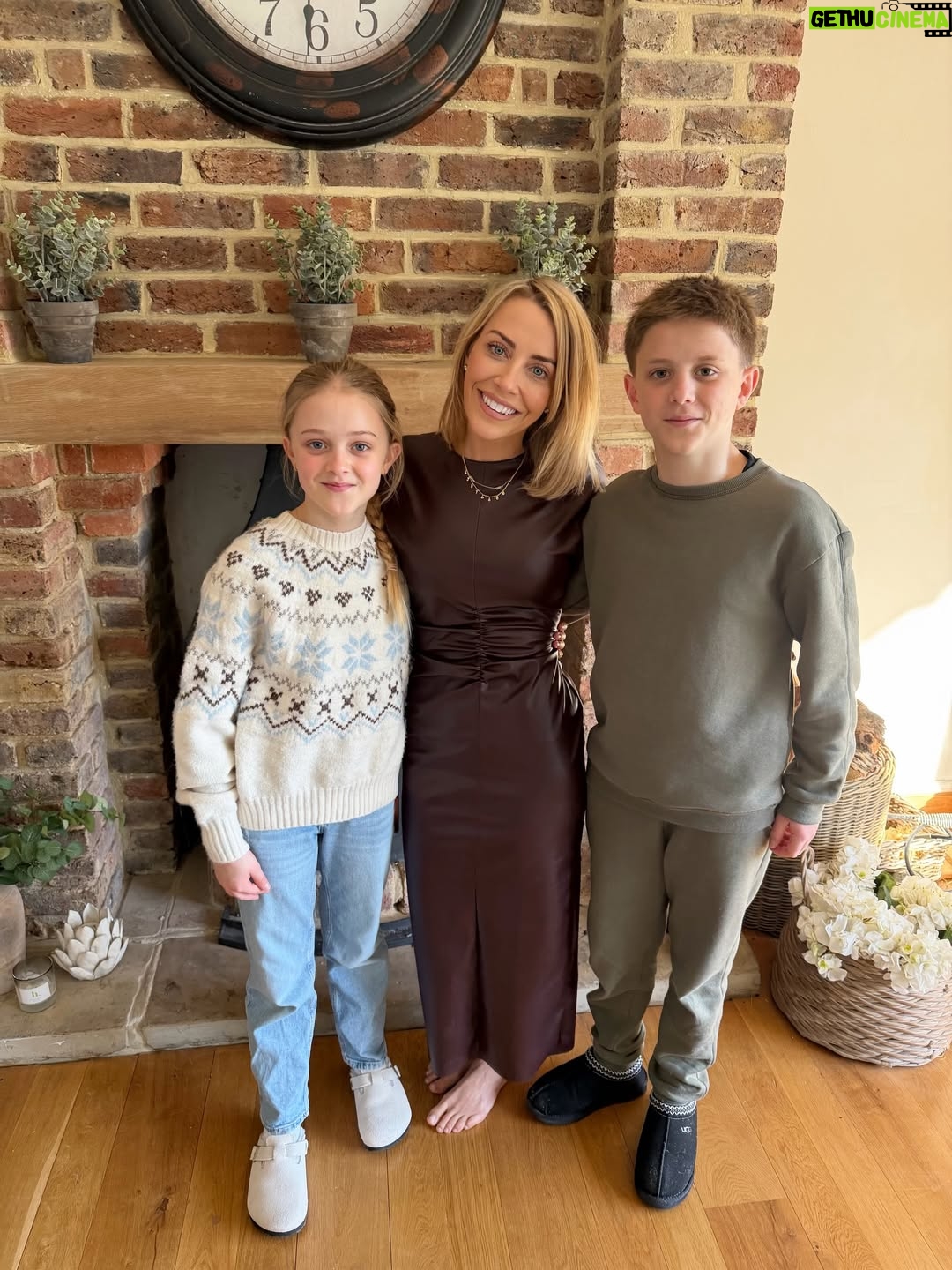 Laura Hamilton - 7.5K Likes - Happiest when entertaining…. Merry Christmas. ❤️
.
.
.
#beforethechaos #christmas #entertaining #family