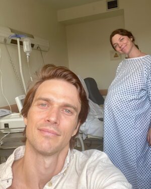 Laura Laprida Instagram - 12/08 Bienvenido Otto 
Muchas gracias a todos por sus mensajes de amor, estamos muy bien y contentos, disfrutando y aprendiendo de este bebuchi. ❤️
📸 Primera de muchas @eugeniolevis.ph 
🚗 Yendo
🏩 El Hospital
🕰️ La espera 
🫠 Lactancia, lo más lindo y desafiante del mundo
❤️‍🔥 Todo lo que está bien
🥰 Nos vamos a casa @chiccoargentina