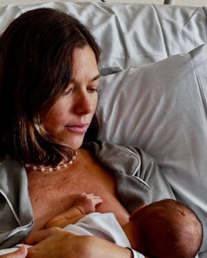 Laura Laprida Instagram - 12/08 Bienvenido Otto 
Muchas gracias a todos por sus mensajes de amor, estamos muy bien y contentos, disfrutando y aprendiendo de este bebuchi. ❤️
📸 Primera de muchas @eugeniolevis.ph 
🚗 Yendo
🏩 El Hospital
🕰️ La espera 
🫠 Lactancia, lo más lindo y desafiante del mundo
❤️‍🔥 Todo lo que está bien
🥰 Nos vamos a casa @chiccoargentina